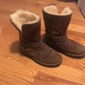 Uggs Boots Brown Size 8. S/N 1007700